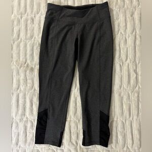 Calvin Klein EUC Capri Leggings with black mesh at the bottom Women’s Size Small